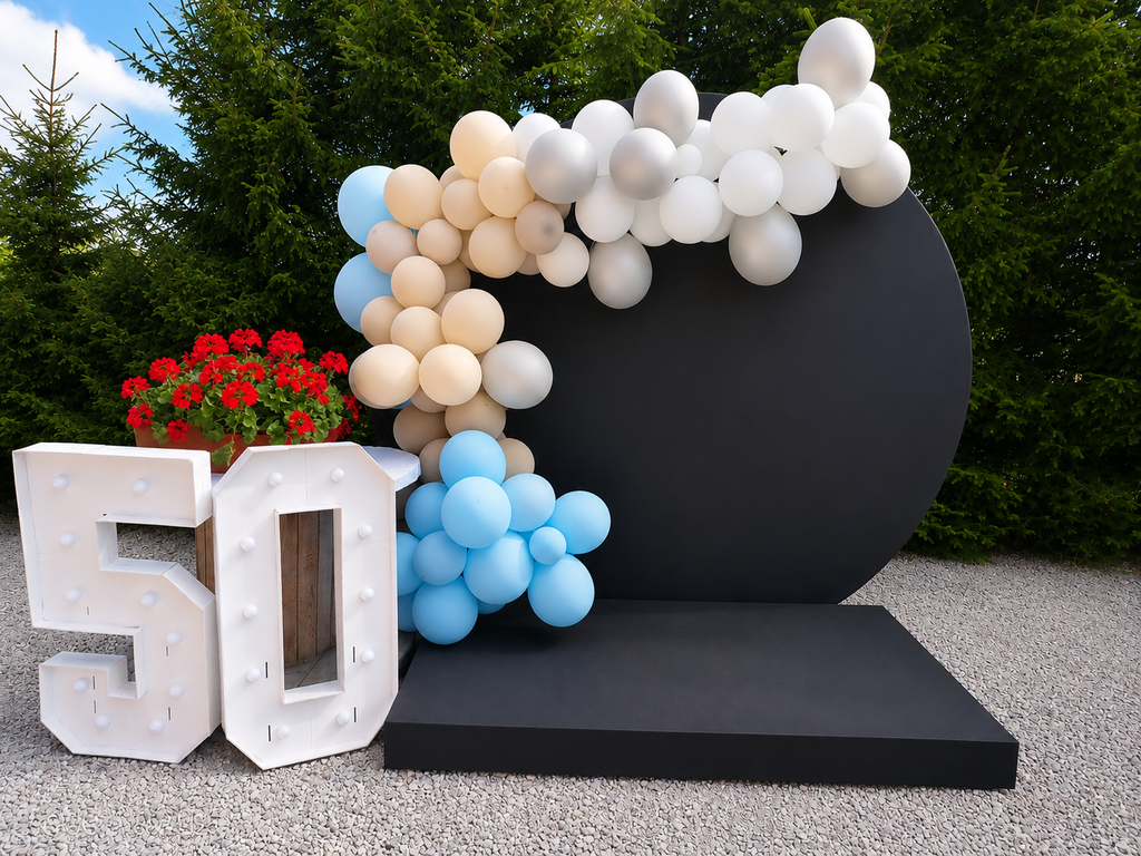 Dekoracija za 50 letnico – elegantna balonska postavitev in foto kotiček